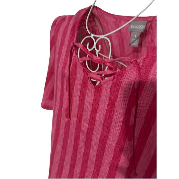 Great CONDITION STUNNING Chico's Top pink Striped Plisse Stretch Solid Tie Front - Picture 4 of 12